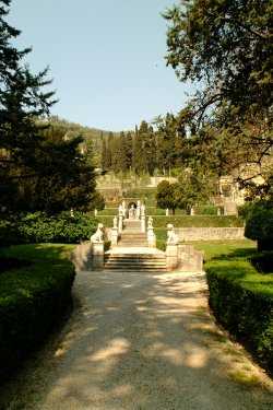 Ingresso al parco e scalinata dei leoni